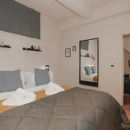 Apartment 5' To The Station - 1g Wi-fi - Self Check-in