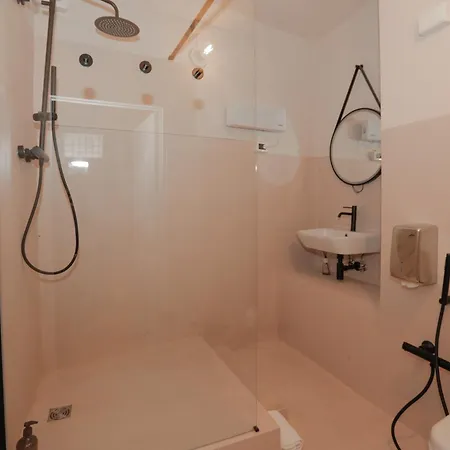 5' To The Station - 1g Wi-fi - Self Check-in Apartment *