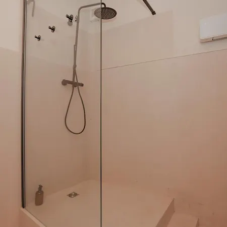 Apartment 5' To The Station - 1g Wi-fi - Self Check-in *